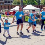 Zwei Familien mit Ihren Kindern Hand in Hand am Start