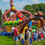 Kinder spielen auf einer Hüpfburg