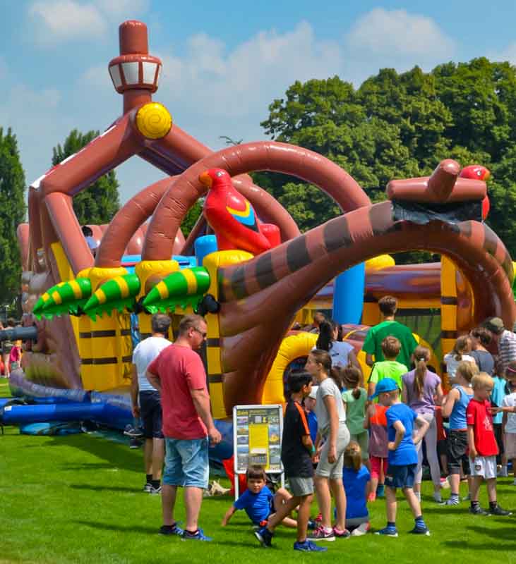 Kinder spielen auf einer Hüpfburg